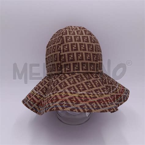 Cappello donna Fendi in saldo 2023.